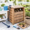 Un composteur en bois pour une cuisine extérieure responsable et un jardin fertile