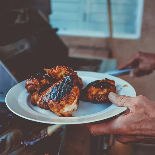 Un composteur en bois pour une cuisine extérieure responsable et un jardin fertile