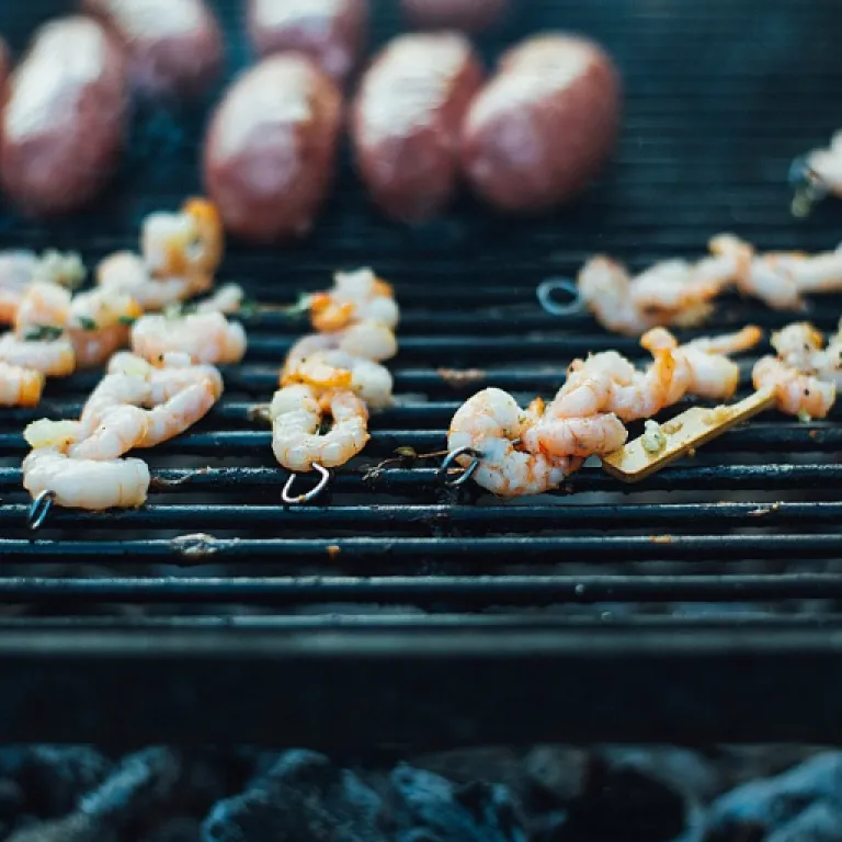 Profitez de moments conviviaux avec les barbecues de table en cuisine extérieure