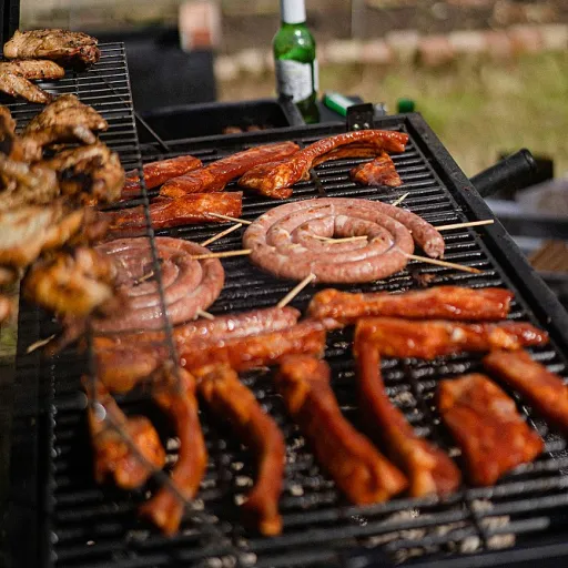 Table en palettes de bois : l’atout chaleureux pour une cuisine extérieure durable