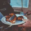 Plan de travail en chêne massif : l’atout chaleureux de la cuisine extérieure