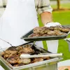 Élégance naturelle au jardin : sublimer sa cuisine extérieure avec une table basse en bois flotté