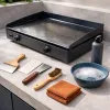 Nettoyer sa plancha sans la rayer : le protocole en 4 gestes