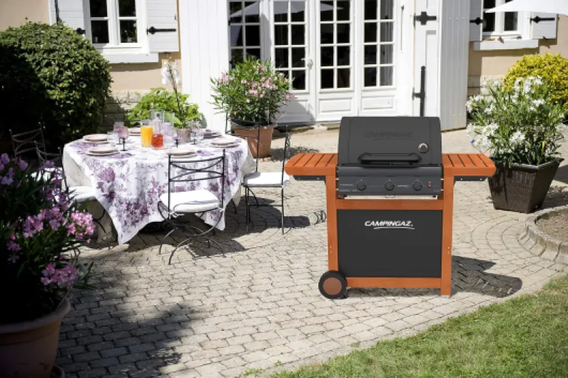 Barbecue Gaz Adelaide 3 Woody L, 3 Brûleurs BBQ Gaz, Puissance 14kW, Grille et Plancha en Acier, 2 Tablettes Latérales