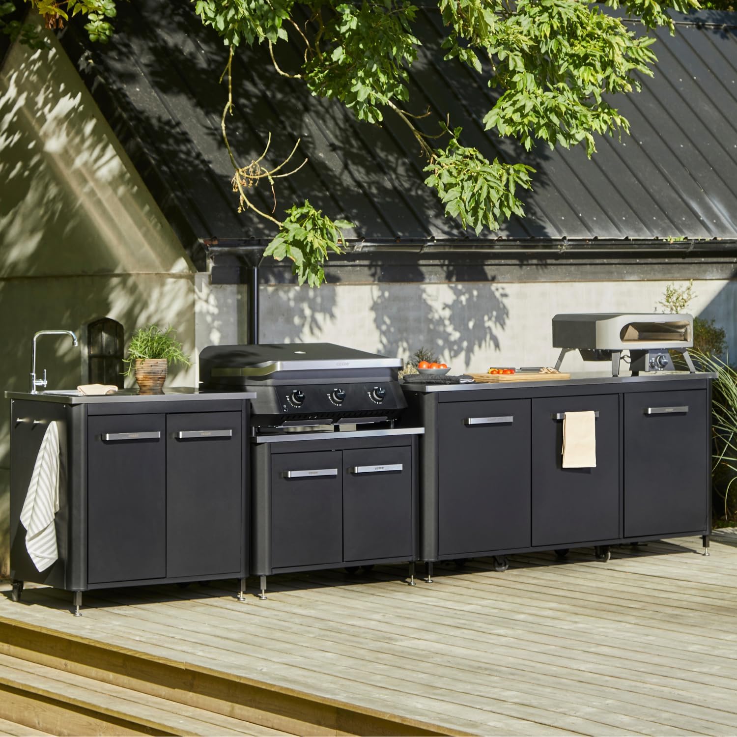 ® - Cuisine extérieure Basse H70 cm avec Plan INOX - Hauteur idéale pour plancha - 2 Portes - 2 étagères Fixes - 6 Crochets - 4 roulettes Ø75 mm - Acier thermolaqué Noir - Charge Max 100 kg 67 x 70 x 93,5 cm