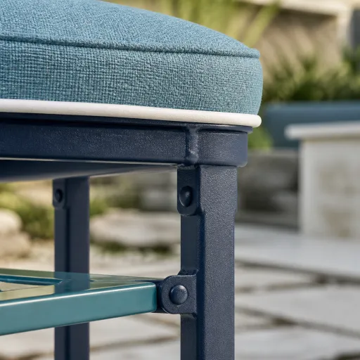 Choisir un tabouret de bar en métal pour sublimer une cuisine extérieure paysagée