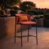 Choisir une chaise design de bar pour sublimer une cuisine extérieure paysagée