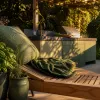 Bain de soleil en teck : l’art d’orchestrer le confort autour de la cuisine extérieure
